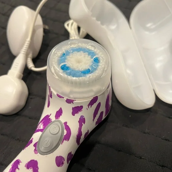 Clarisonic Mia 2 Purple Animal Print Cleansing Brush Set - Picture 3 of 4